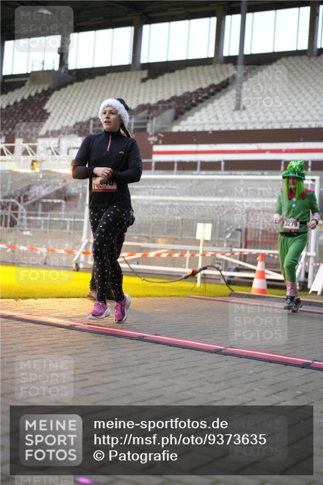 07.12.2025 - St. Pauli X-Mass-Run No. 15 Patografie http://msf.ph/oto/9373635 07.12.2025 12:05:04 Ziel 666, 860, 1304, 1444, 1445, 1446, 3268, 3273, 3279, 3372, 3569, 4748 meine-sportfotos.de