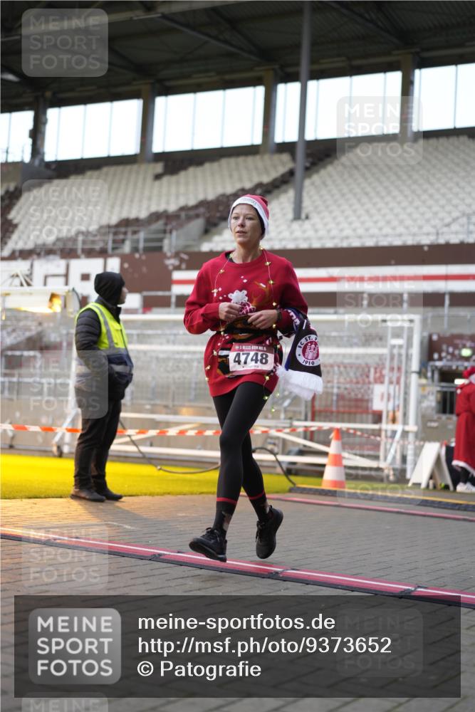07.12.2025 - St. Pauli X-Mass-Run No. 15 Patografie http://msf.ph/oto/9373652 07.12.2025 12:05:07 Ziel 666, 860, 1304, 1444, 1445, 1446, 3268, 3273, 3279, 3372, 4748 meine-sportfotos.de