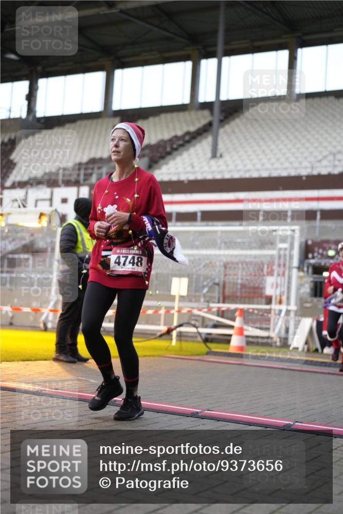 07.12.2025 - St. Pauli X-Mass-Run No. 15 Patografie http://msf.ph/oto/9373656 07.12.2025 12:05:07 Ziel 666, 860, 1304, 1444, 1445, 1446, 3268, 3273, 3279, 3372, 4748 meine-sportfotos.de