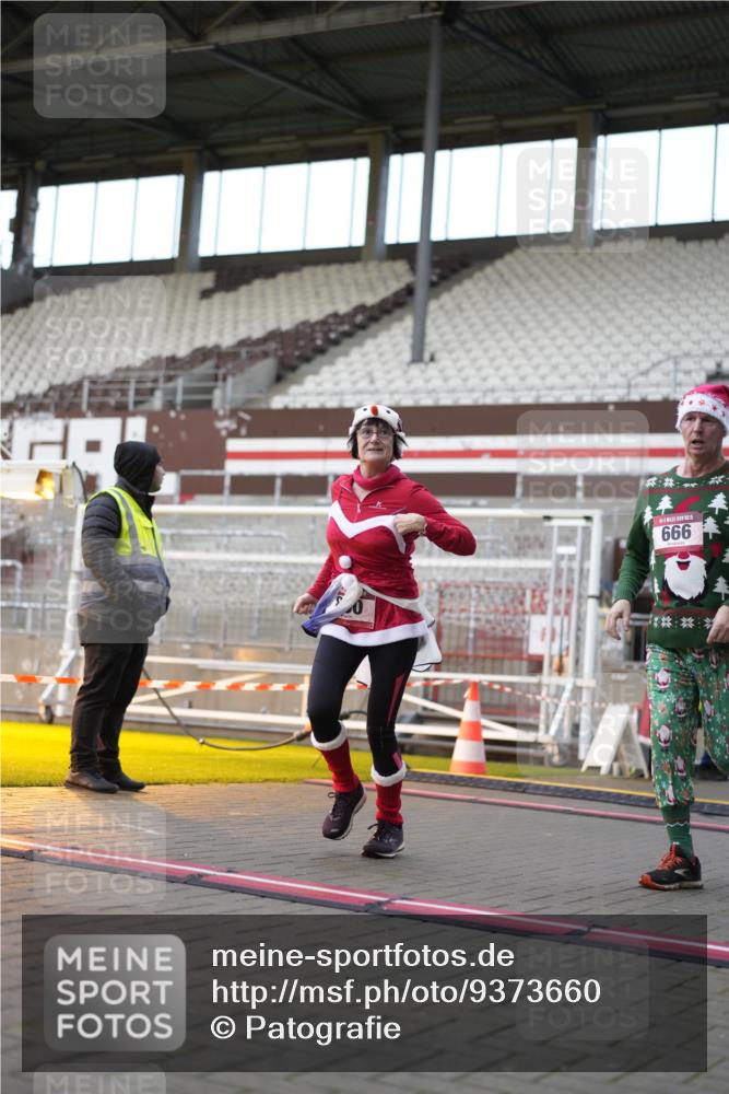 07.12.2025 - St. Pauli X-Mass-Run No. 15 Patografie http://msf.ph/oto/9373660 07.12.2025 12:05:09 Ziel 666, 860, 1304, 1444, 1445, 1446, 3268, 3273, 3279, 3372, 4748 meine-sportfotos.de