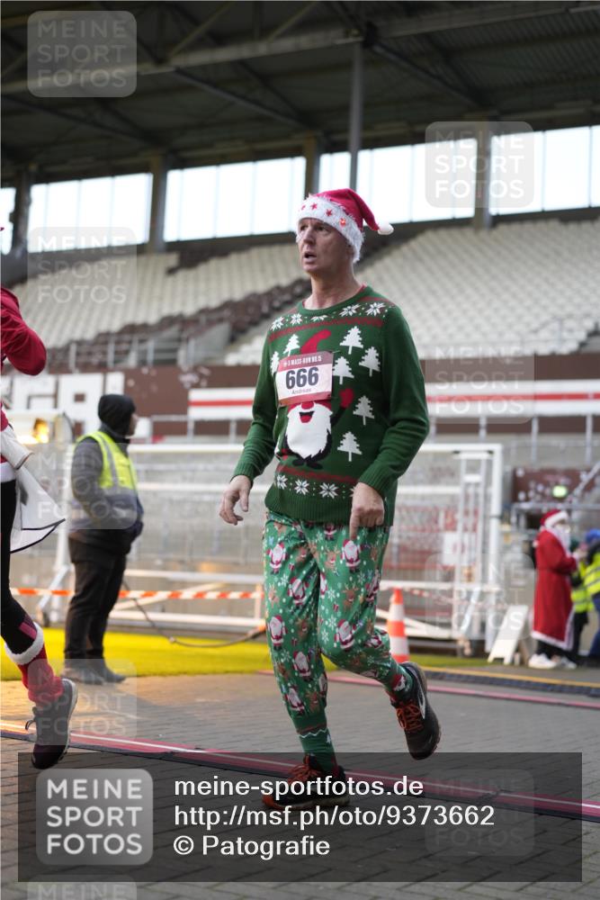 07.12.2025 - St. Pauli X-Mass-Run No. 15 Patografie http://msf.ph/oto/9373662 07.12.2025 12:05:09 Ziel 666, 860, 1304, 1444, 1445, 1446, 3268, 3273, 3279, 3372, 4748 meine-sportfotos.de