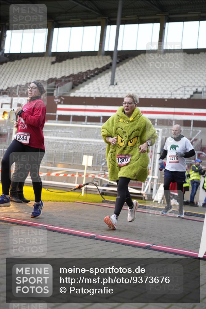 07.12.2025 - St. Pauli X-Mass-Run No. 15 Patografie http://msf.ph/oto/9373676 07.12.2025 12:05:17 Ziel 666, 860, 1244, 1303, 1304, 1446, 1781, 2227, 3268, 3273, 3279, 4719, 4748, 4789 meine-sportfotos.de