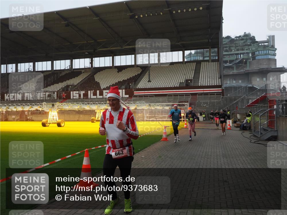 07.12.2025 - St. Pauli X-Mass-Run No. 15 Fabian Wolf http://msf.ph/oto/9373683 07.12.2025 09:56:43 Ziel 198, 662, 1165, 3255, 4208, 4209 meine-sportfotos.de