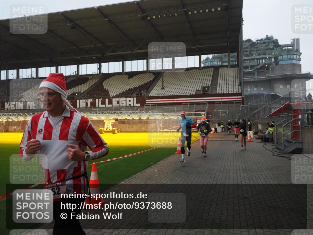 07.12.2025 - St. Pauli X-Mass-Run No. 15 Fabian Wolf http://msf.ph/oto/9373688 07.12.2025 09:56:43 Ziel 198, 662, 1165, 3255, 4208, 4209 meine-sportfotos.de
