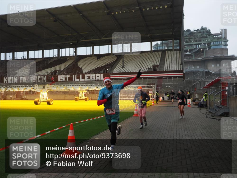 07.12.2025 - St. Pauli X-Mass-Run No. 15 Fabian Wolf http://msf.ph/oto/9373698 07.12.2025 09:56:44 Ziel 198, 662, 1116, 1165, 3255, 4208, 4209 meine-sportfotos.de