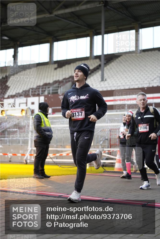 07.12.2025 - St. Pauli X-Mass-Run No. 15 Patografie http://msf.ph/oto/9373706 07.12.2025 12:05:46 Ziel 5, 6, 3106, 3107, 3137, 4176, 4307, 4326, 4327, 4357 meine-sportfotos.de