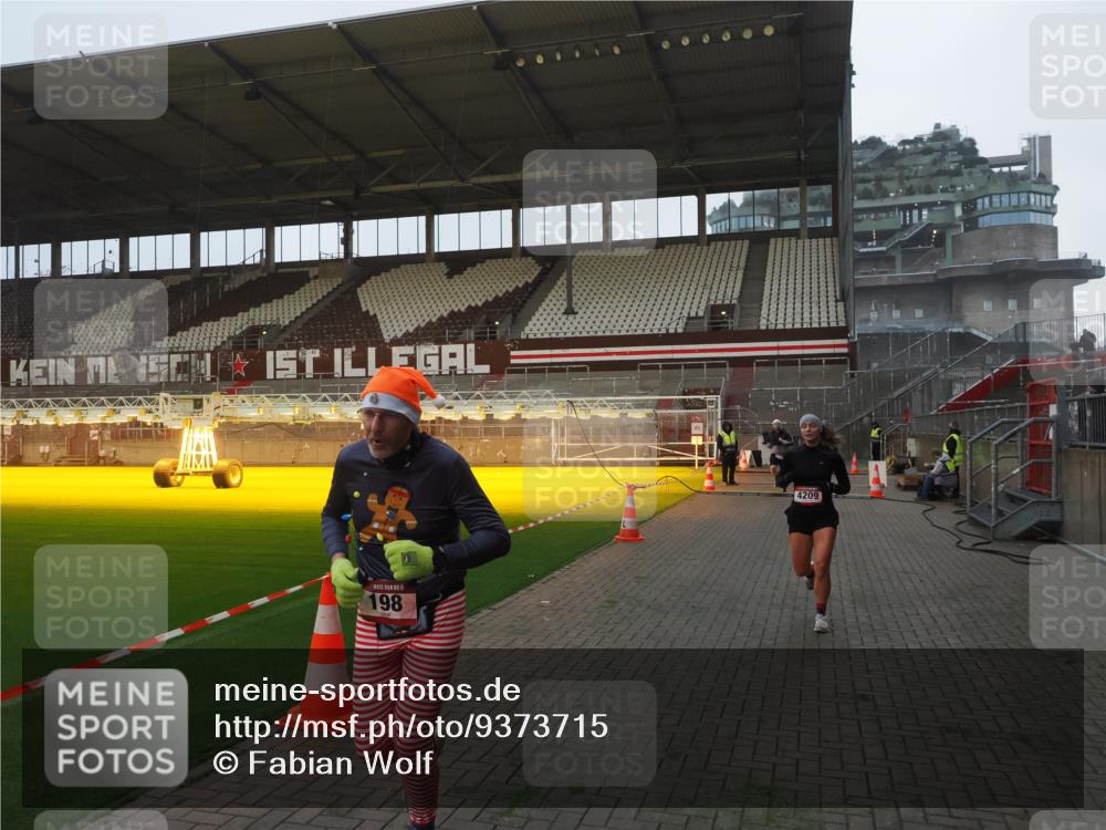 07.12.2025 - St. Pauli X-Mass-Run No. 15 Fabian Wolf http://msf.ph/oto/9373715 07.12.2025 09:56:46 Ziel 198, 662, 1116, 1165, 3255, 4208, 4209 meine-sportfotos.de