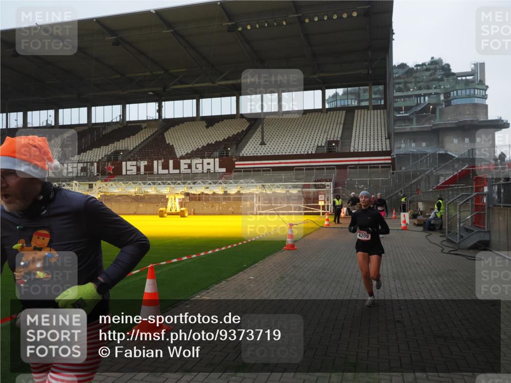 07.12.2025 - St. Pauli X-Mass-Run No. 15 Fabian Wolf http://msf.ph/oto/9373719 07.12.2025 09:56:46 Ziel 198, 662, 1116, 1165, 3255, 4208, 4209 meine-sportfotos.de