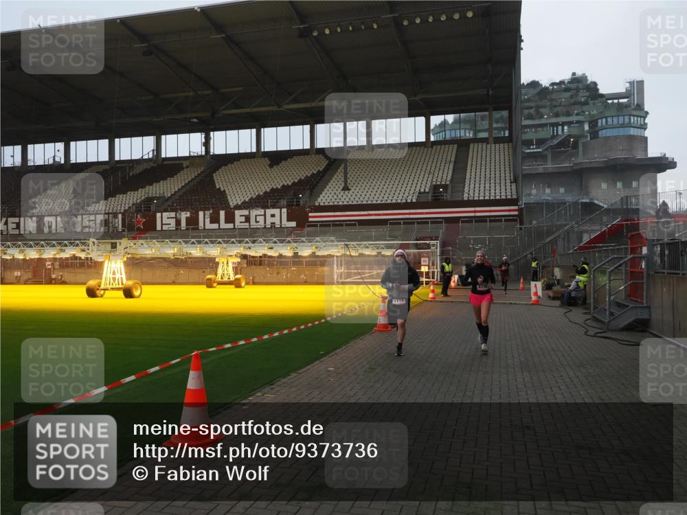 07.12.2025 - St. Pauli X-Mass-Run No. 15 Fabian Wolf http://msf.ph/oto/9373736 07.12.2025 09:56:49 Ziel 198, 497, 662, 1116, 1165, 4208, 4209 meine-sportfotos.de