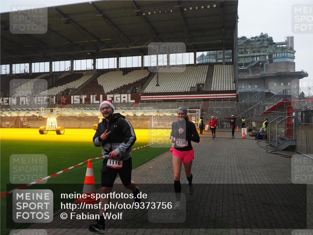 07.12.2025 - St. Pauli X-Mass-Run No. 15 Fabian Wolf http://msf.ph/oto/9373756 07.12.2025 09:56:51 Ziel 198, 497, 662, 1116, 1165, 2861, 4208, 4209 meine-sportfotos.de