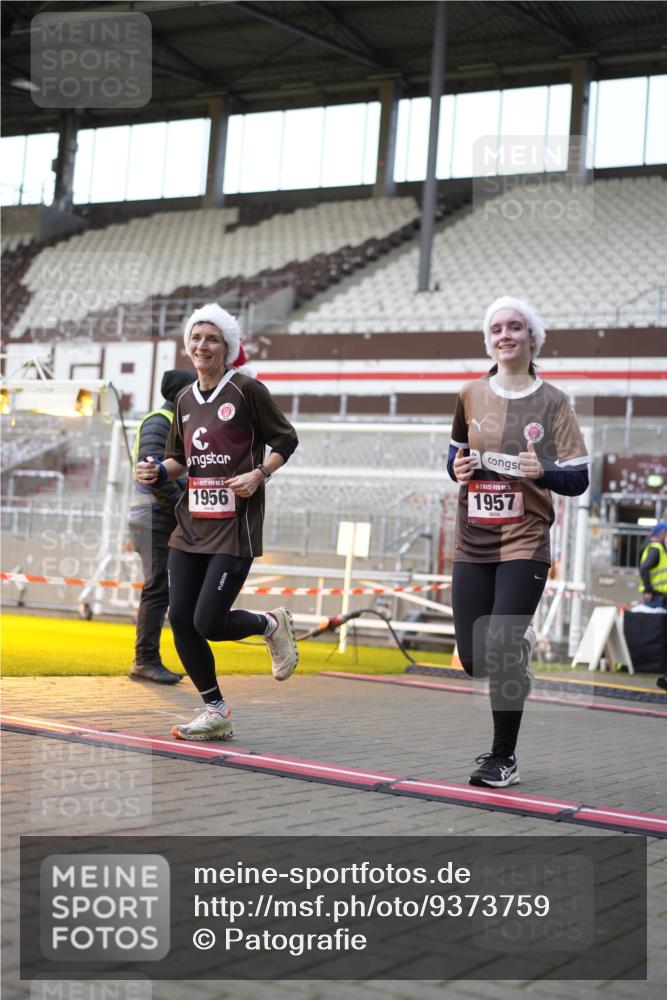 07.12.2025 - St. Pauli X-Mass-Run No. 15 Patografie http://msf.ph/oto/9373759 07.12.2025 12:06:14 Ziel 173, 189, 1347, 1351, 1353, 1956, 1957, 2018, 2415 meine-sportfotos.de