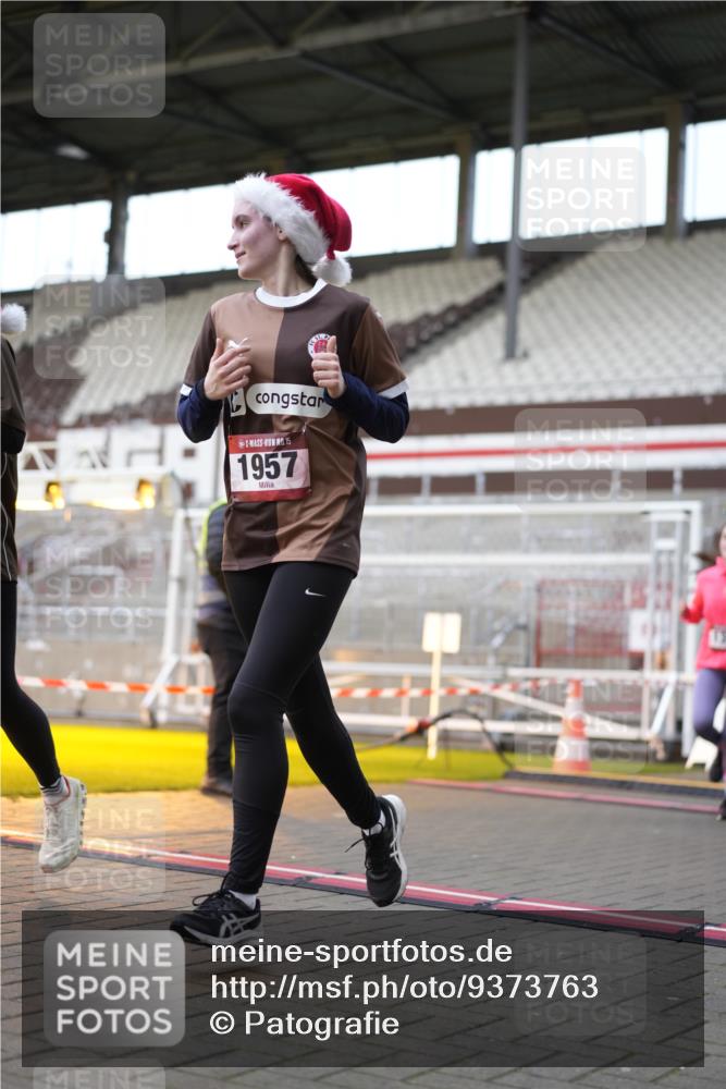 07.12.2025 - St. Pauli X-Mass-Run No. 15 Patografie http://msf.ph/oto/9373763 07.12.2025 12:06:15 Ziel 173, 189, 1347, 1351, 1353, 1956, 1957, 2018, 2415 meine-sportfotos.de