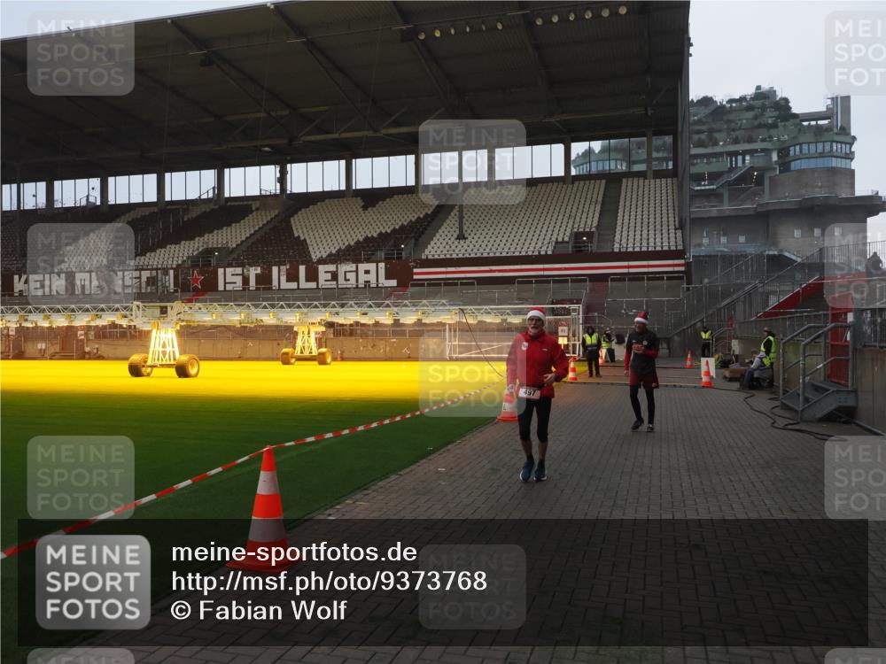 07.12.2025 - St. Pauli X-Mass-Run No. 15 Fabian Wolf http://msf.ph/oto/9373768 07.12.2025 09:56:55 Ziel 198, 497, 662, 1116, 1165, 2861, 4208, 4209 meine-sportfotos.de