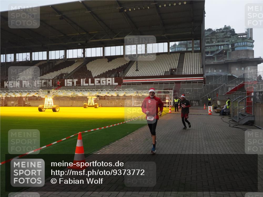 07.12.2025 - St. Pauli X-Mass-Run No. 15 Fabian Wolf http://msf.ph/oto/9373772 07.12.2025 09:56:56 Ziel 198, 497, 662, 1116, 1165, 2861, 4208, 4209 meine-sportfotos.de