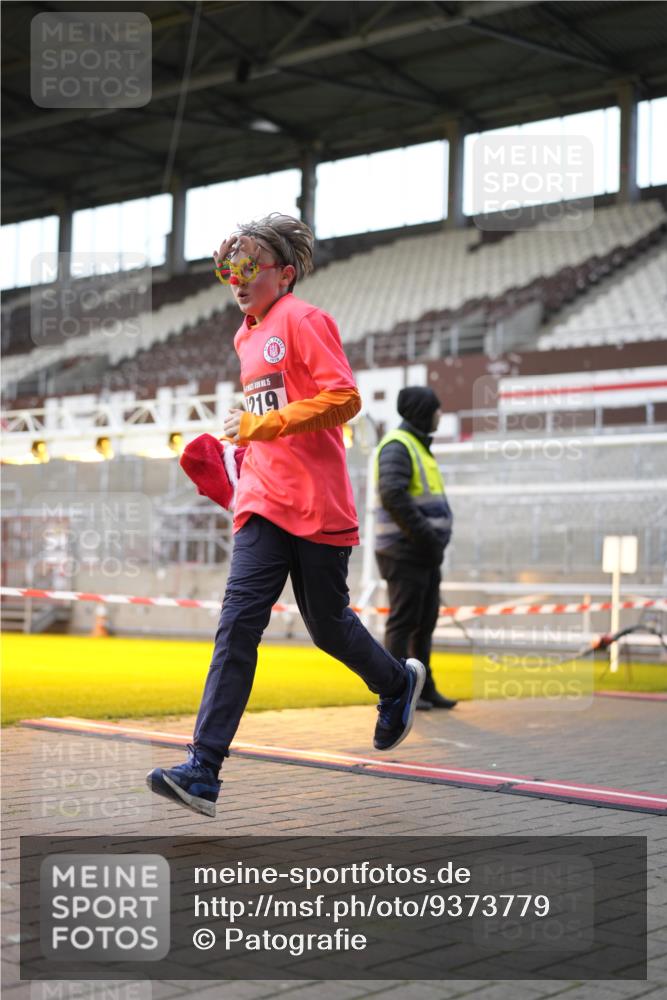 07.12.2025 - St. Pauli X-Mass-Run No. 15 Patografie http://msf.ph/oto/9373779 07.12.2025 12:06:22 Ziel 173, 189, 1347, 1351, 1353, 1956, 1957, 2018, 2415, 4217, 4219, 4222 meine-sportfotos.de