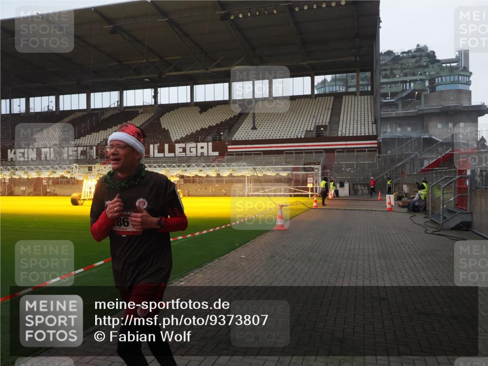 07.12.2025 - St. Pauli X-Mass-Run No. 15 Fabian Wolf http://msf.ph/oto/9373807 07.12.2025 09:56:59 Ziel 198, 497, 1116, 1165, 2861, 4208, 4209 meine-sportfotos.de