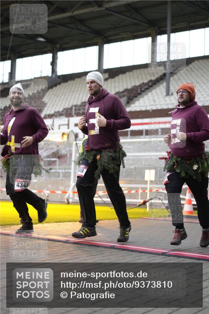07.12.2025 - St. Pauli X-Mass-Run No. 15 Patografie http://msf.ph/oto/9373810 07.12.2025 12:06:40 Ziel 339, 345, 1844, 1846, 3689, 3692, 4222, 4342, 4345, 4346, 4403, 4404, 4416, 4783, 4784 meine-sportfotos.de