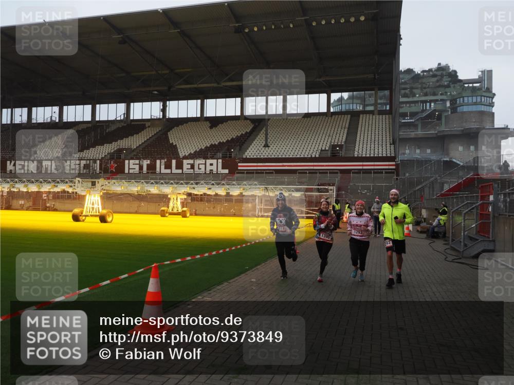 07.12.2025 - St. Pauli X-Mass-Run No. 15 Fabian Wolf http://msf.ph/oto/9373849 07.12.2025 09:57:28 Ziel 632, 1292, 1293, 1377, 1395, 2678, 4032 meine-sportfotos.de