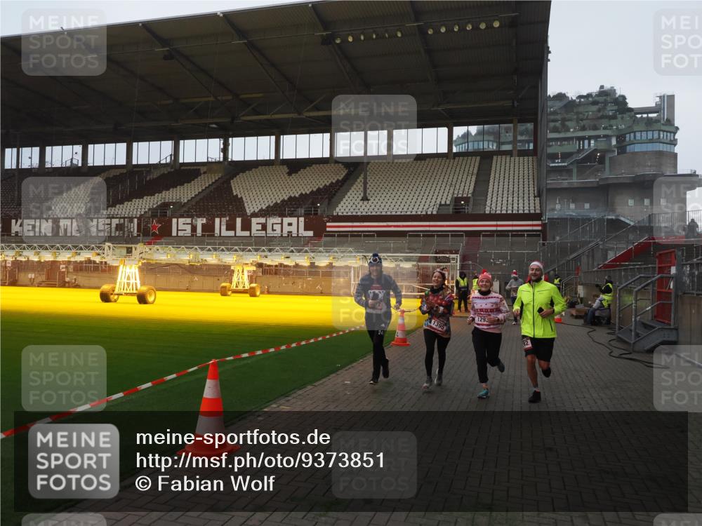 07.12.2025 - St. Pauli X-Mass-Run No. 15 Fabian Wolf http://msf.ph/oto/9373851 07.12.2025 09:57:28 Ziel 632, 1292, 1293, 1377, 1395, 2678, 4032 meine-sportfotos.de