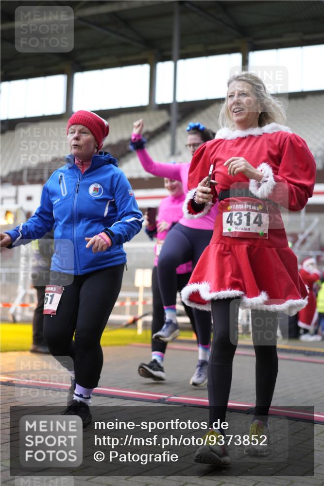 07.12.2025 - St. Pauli X-Mass-Run No. 15 Patografie http://msf.ph/oto/9373852 07.12.2025 12:06:57 Ziel 276, 1580, 1583, 1844, 1846, 3456, 3689, 3692, 4017, 4018, 4033, 4143, 4314, 4328, 4360, 4361, 4390, 4725 meine-sportfotos.de