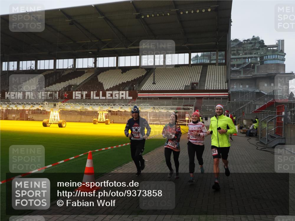 07.12.2025 - St. Pauli X-Mass-Run No. 15 Fabian Wolf http://msf.ph/oto/9373858 07.12.2025 09:57:29 Ziel 632, 1292, 1293, 1377, 1395, 2678, 4032 meine-sportfotos.de