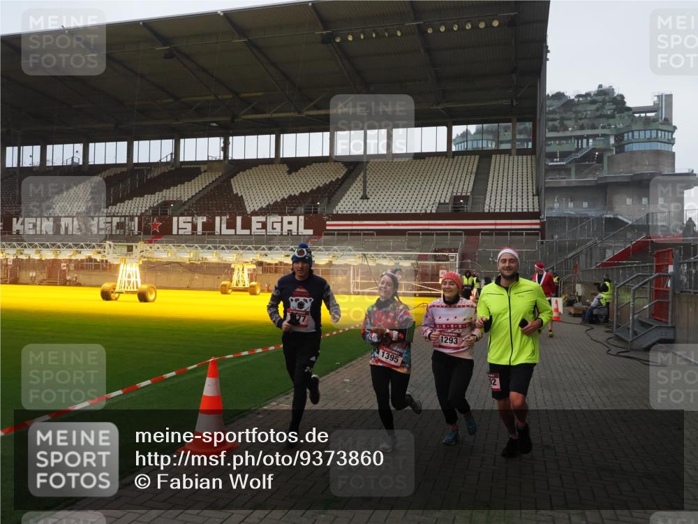 07.12.2025 - St. Pauli X-Mass-Run No. 15 Fabian Wolf http://msf.ph/oto/9373860 07.12.2025 09:57:29 Ziel 632, 1292, 1293, 1377, 1395, 2678, 4032 meine-sportfotos.de