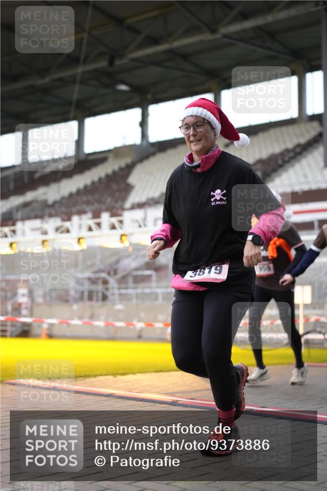 07.12.2025 - St. Pauli X-Mass-Run No. 15 Patografie http://msf.ph/oto/9373886 07.12.2025 12:07:19 Ziel 1958, 1959, 3251, 3262, 3708, 3709, 3710, 3711, 3726, 3728, 3818, 3819, 4238 meine-sportfotos.de