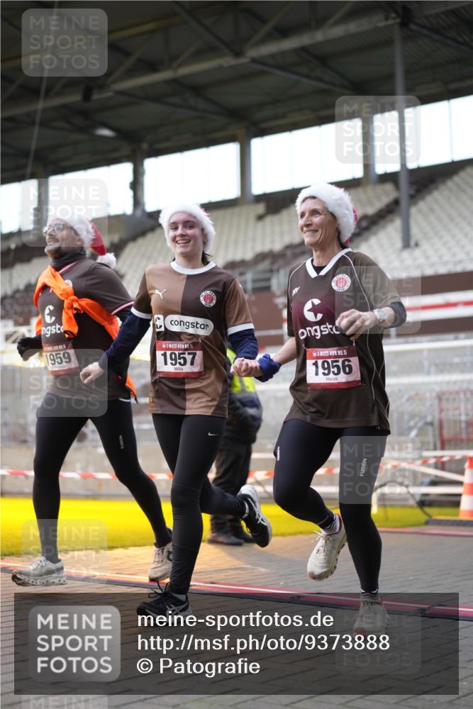 07.12.2025 - St. Pauli X-Mass-Run No. 15 Patografie http://msf.ph/oto/9373888 07.12.2025 12:07:19 Ziel 1958, 1959, 3251, 3262, 3708, 3709, 3710, 3711, 3726, 3728, 3818, 3819, 4238 meine-sportfotos.de