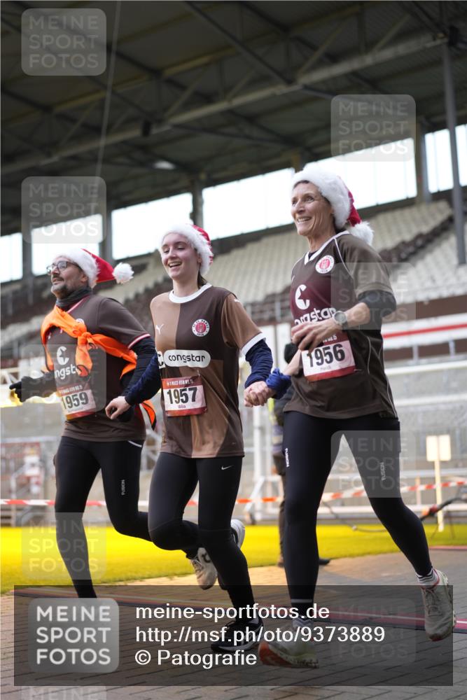 07.12.2025 - St. Pauli X-Mass-Run No. 15 Patografie http://msf.ph/oto/9373889 07.12.2025 12:07:19 Ziel 1958, 1959, 3251, 3262, 3708, 3709, 3710, 3711, 3726, 3728, 3818, 3819, 4238 meine-sportfotos.de