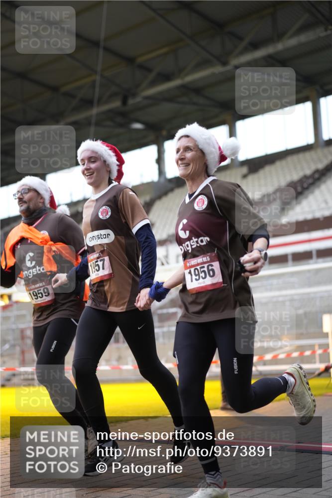 07.12.2025 - St. Pauli X-Mass-Run No. 15 Patografie http://msf.ph/oto/9373891 07.12.2025 12:07:20 Ziel 1958, 1959, 3251, 3262, 3708, 3709, 3710, 3711, 3726, 3728, 3818, 3819, 4238 meine-sportfotos.de