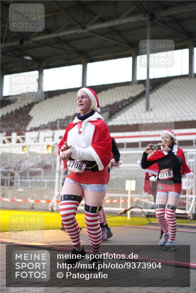 07.12.2025 - St. Pauli X-Mass-Run No. 15 Patografie http://msf.ph/oto/9373904 07.12.2025 12:07:23 Ziel 1958, 1959, 3348, 3708, 3709, 3710, 3711, 3726, 3728, 3818, 3819, 4238, 4755 meine-sportfotos.de