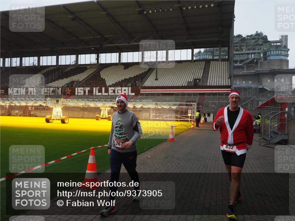 07.12.2025 - St. Pauli X-Mass-Run No. 15 Fabian Wolf http://msf.ph/oto/9373905 07.12.2025 09:57:38 Ziel 632, 1292, 1293, 1377, 1395, 2678, 2984 meine-sportfotos.de
