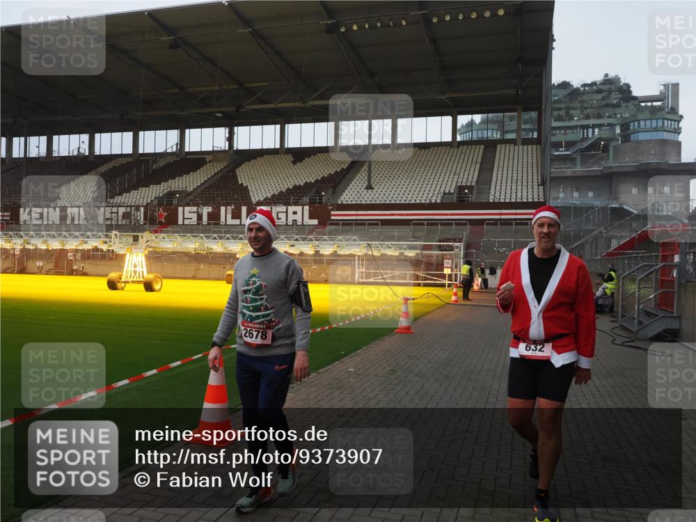 07.12.2025 - St. Pauli X-Mass-Run No. 15 Fabian Wolf http://msf.ph/oto/9373907 07.12.2025 09:57:38 Ziel 632, 1292, 1293, 1377, 1395, 2678, 2984 meine-sportfotos.de