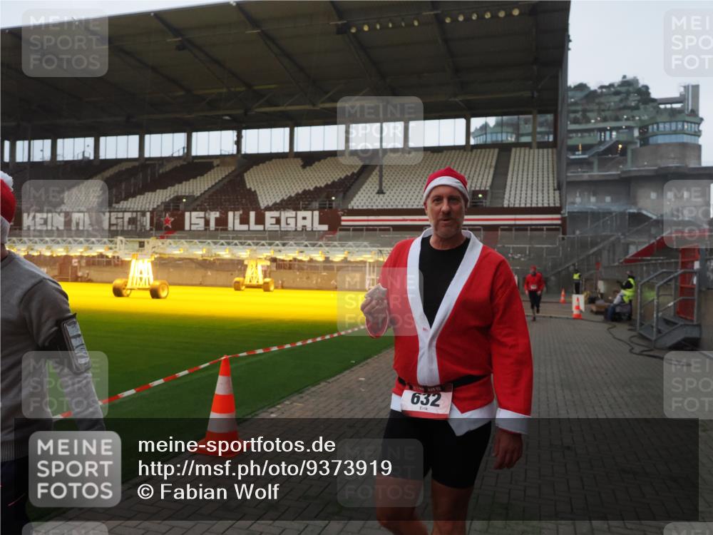 07.12.2025 - St. Pauli X-Mass-Run No. 15 Fabian Wolf http://msf.ph/oto/9373919 07.12.2025 09:57:40 Ziel 632, 1292, 1293, 1377, 1395, 2678, 2984, 4030 meine-sportfotos.de