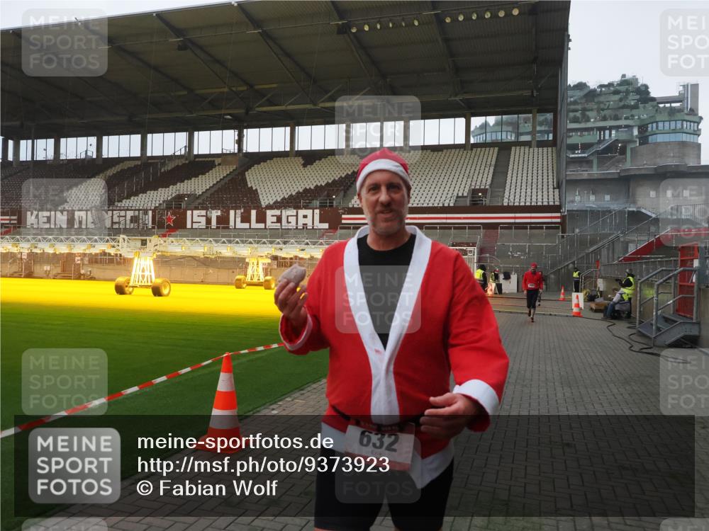 07.12.2025 - St. Pauli X-Mass-Run No. 15 Fabian Wolf http://msf.ph/oto/9373923 07.12.2025 09:57:40 Ziel 632, 1292, 1293, 1377, 1395, 2678, 2984, 4030 meine-sportfotos.de