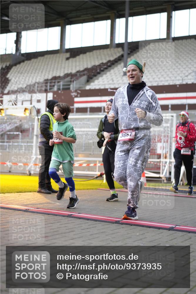 07.12.2025 - St. Pauli X-Mass-Run No. 15 Patografie http://msf.ph/oto/9373935 07.12.2025 12:07:38 Ziel 3348, 3460, 3666, 3667, 3691, 3709, 3710, 3726, 3739, 3816, 4210, 4332, 4724, 4730, 4755, 4786, 4791, 4792 meine-sportfotos.de