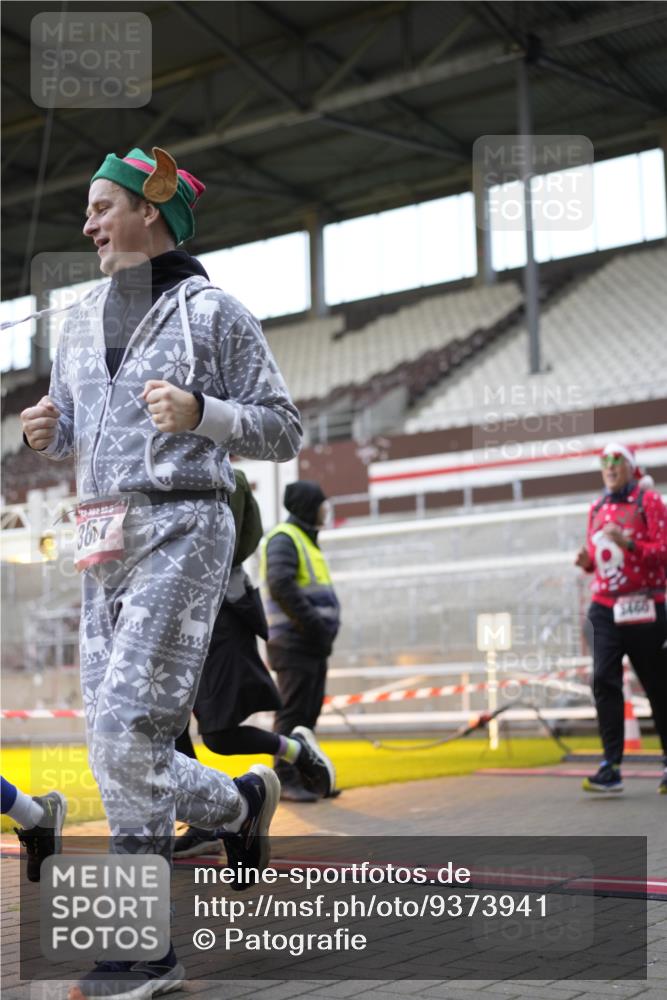 07.12.2025 - St. Pauli X-Mass-Run No. 15 Patografie http://msf.ph/oto/9373941 07.12.2025 12:07:39 Ziel 3348, 3460, 3666, 3667, 3691, 3726, 3739, 3816, 4210, 4332, 4724, 4730, 4755, 4786, 4791, 4792 meine-sportfotos.de