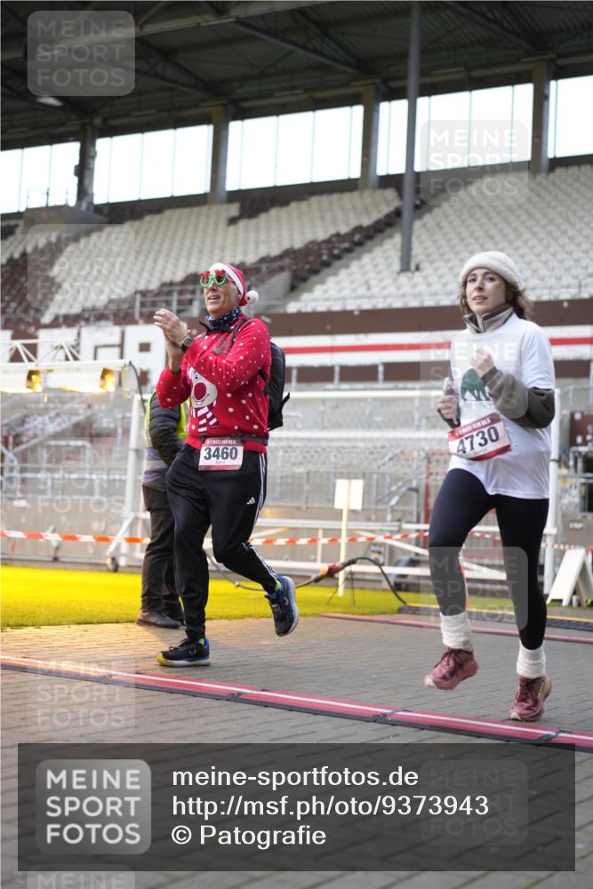 07.12.2025 - St. Pauli X-Mass-Run No. 15 Patografie http://msf.ph/oto/9373943 07.12.2025 12:07:40 Ziel 3348, 3460, 3666, 3667, 3691, 3739, 3816, 4210, 4332, 4724, 4730, 4755, 4786, 4791, 4792 meine-sportfotos.de