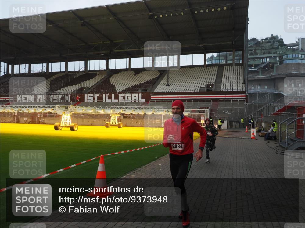 07.12.2025 - St. Pauli X-Mass-Run No. 15 Fabian Wolf http://msf.ph/oto/9373948 07.12.2025 09:57:45 Ziel 2678, 2984, 4030 meine-sportfotos.de
