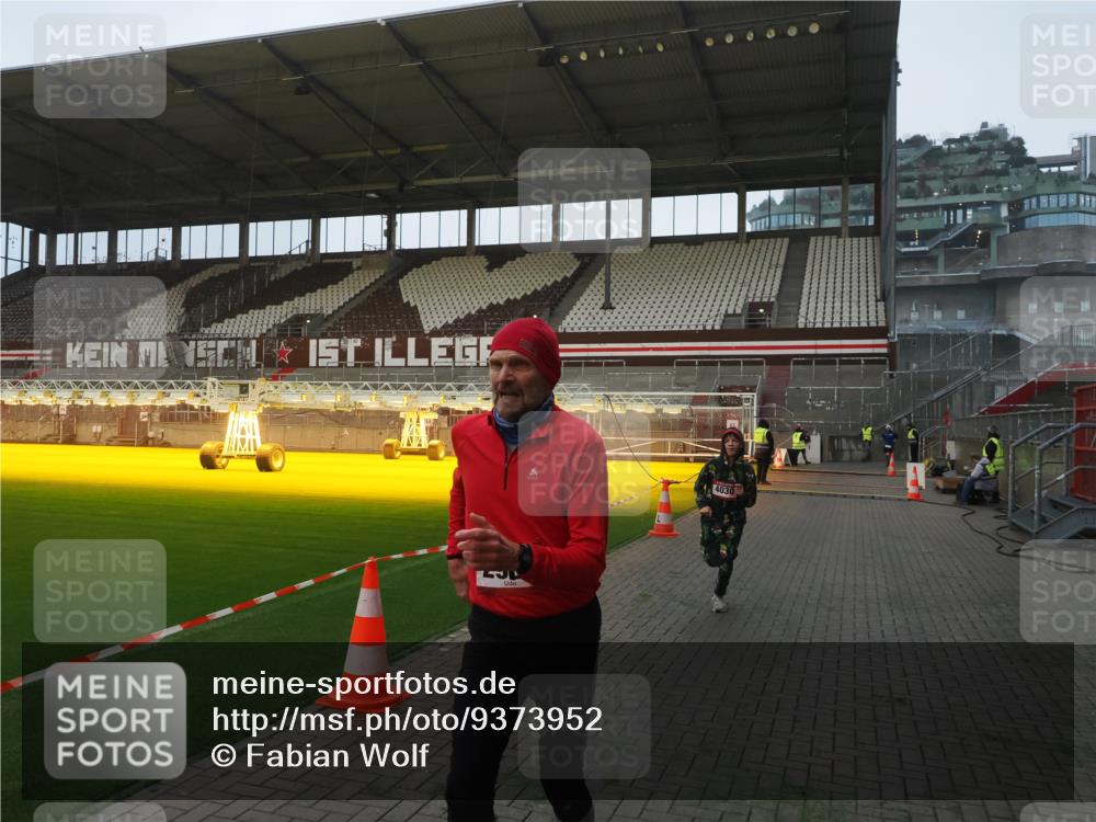 07.12.2025 - St. Pauli X-Mass-Run No. 15 Fabian Wolf http://msf.ph/oto/9373952 07.12.2025 09:57:45 Ziel 2678, 2984, 4030 meine-sportfotos.de