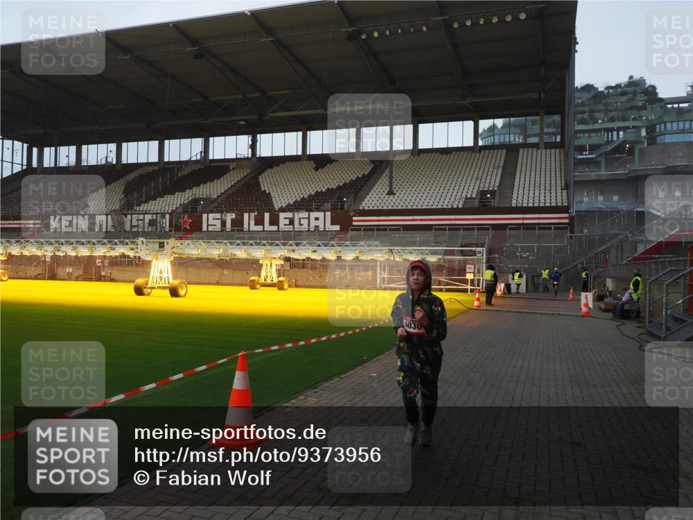 07.12.2025 - St. Pauli X-Mass-Run No. 15 Fabian Wolf http://msf.ph/oto/9373956 07.12.2025 09:57:46 Ziel 2678, 2984, 4030 meine-sportfotos.de
