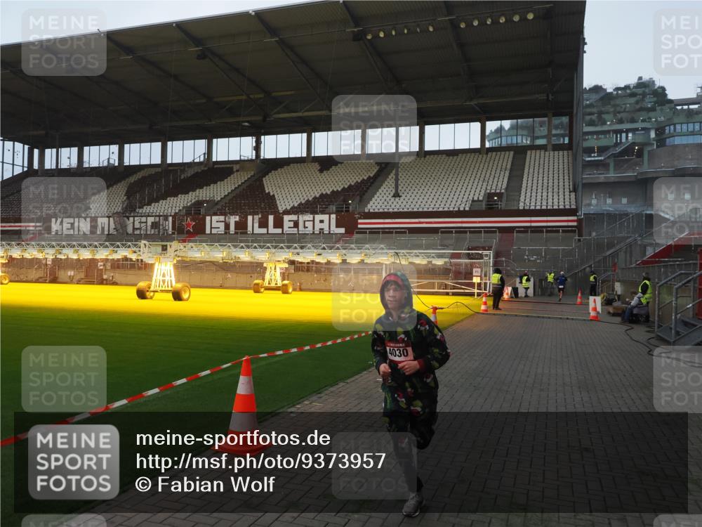 07.12.2025 - St. Pauli X-Mass-Run No. 15 Fabian Wolf http://msf.ph/oto/9373957 07.12.2025 09:57:46 Ziel 2678, 2984, 4030 meine-sportfotos.de