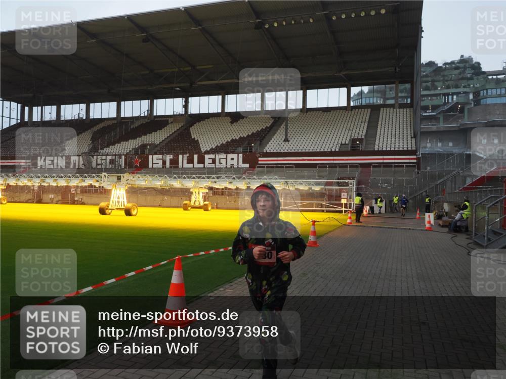 07.12.2025 - St. Pauli X-Mass-Run No. 15 Fabian Wolf http://msf.ph/oto/9373958 07.12.2025 09:57:46 Ziel 2678, 2984, 4030 meine-sportfotos.de
