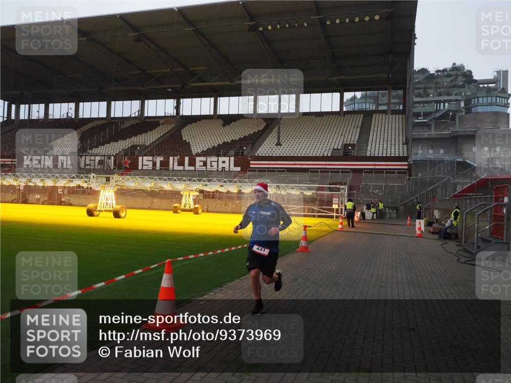 07.12.2025 - St. Pauli X-Mass-Run No. 15 Fabian Wolf http://msf.ph/oto/9373969 07.12.2025 09:57:56 Ziel 441, 2984, 4030 meine-sportfotos.de