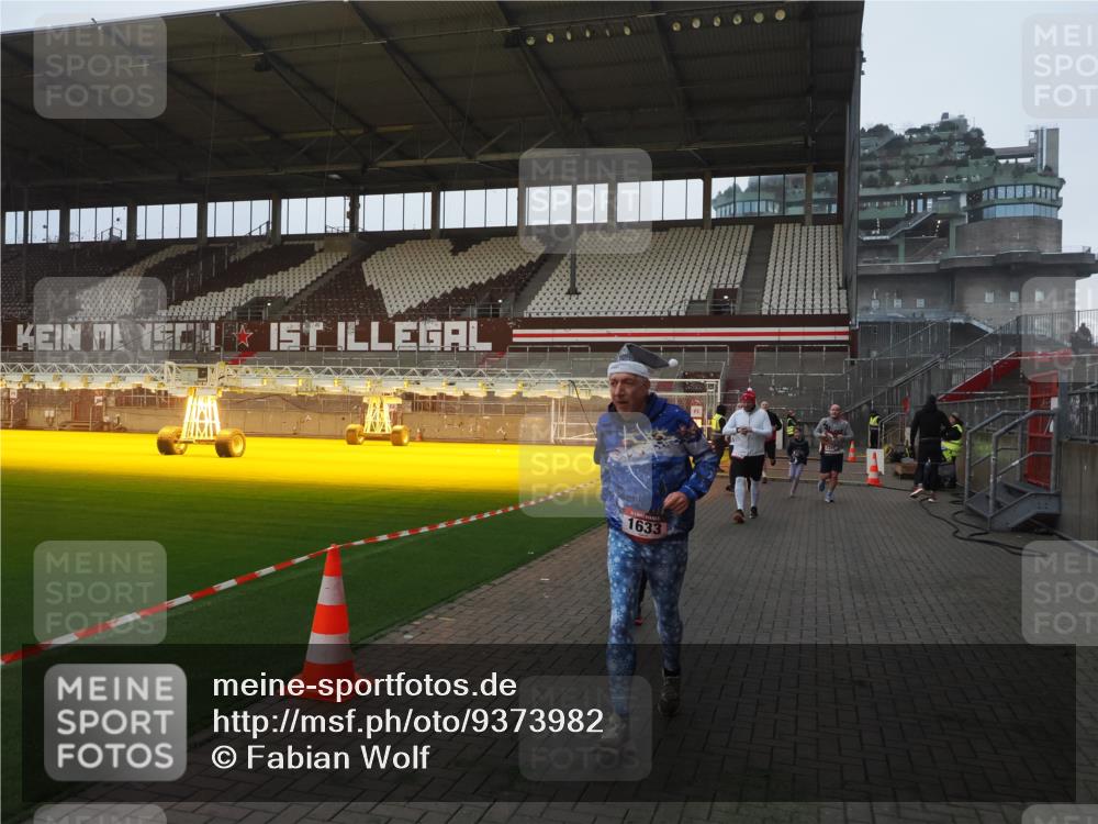 07.12.2025 - St. Pauli X-Mass-Run No. 15 Fabian Wolf http://msf.ph/oto/9373982 07.12.2025 09:58:20 Ziel 238, 261, 1173, 1633, 1774, 2205, 3405, 3515, 4206 meine-sportfotos.de
