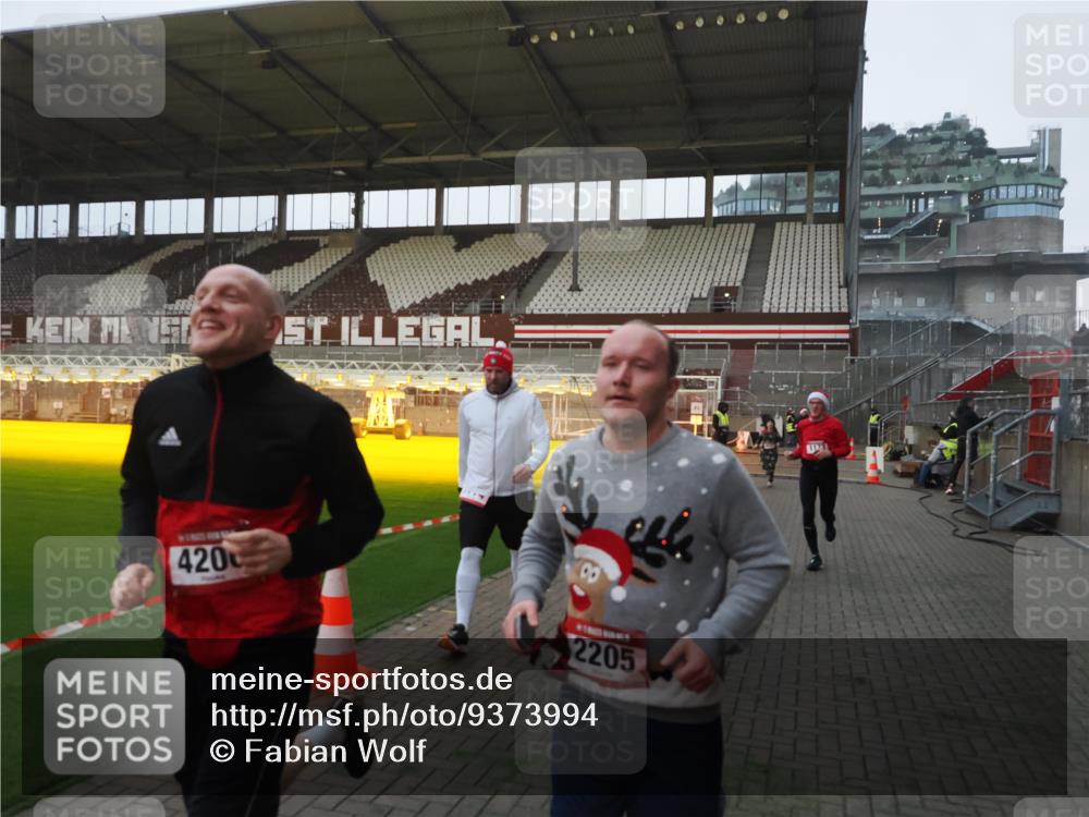 07.12.2025 - St. Pauli X-Mass-Run No. 15 Fabian Wolf http://msf.ph/oto/9373994 07.12.2025 09:58:25 Ziel 238, 261, 483, 1173, 1633, 1774, 2205, 3515, 4031, 4206 meine-sportfotos.de