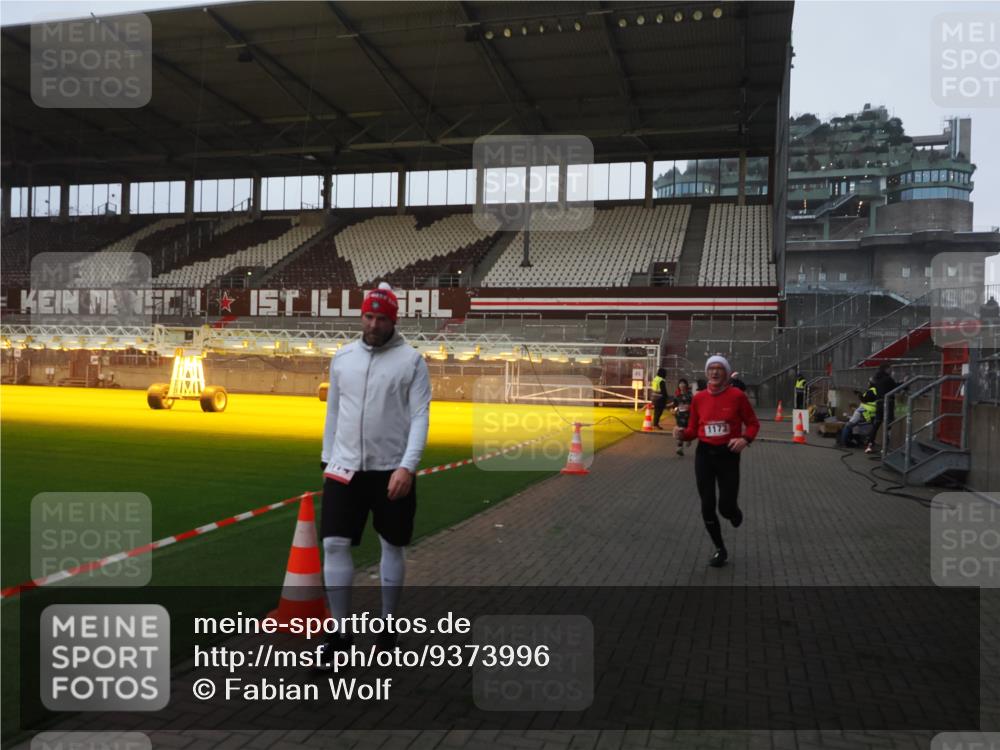 07.12.2025 - St. Pauli X-Mass-Run No. 15 Fabian Wolf http://msf.ph/oto/9373996 07.12.2025 09:58:25 Ziel 238, 261, 483, 1173, 1633, 1774, 2205, 3515, 4031, 4206 meine-sportfotos.de