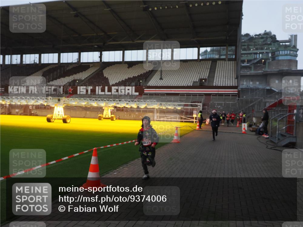 07.12.2025 - St. Pauli X-Mass-Run No. 15 Fabian Wolf http://msf.ph/oto/9374006 07.12.2025 09:58:29 Ziel 238, 261, 483, 1173, 1603, 1633, 1774, 2205, 3515, 4031, 4206 meine-sportfotos.de