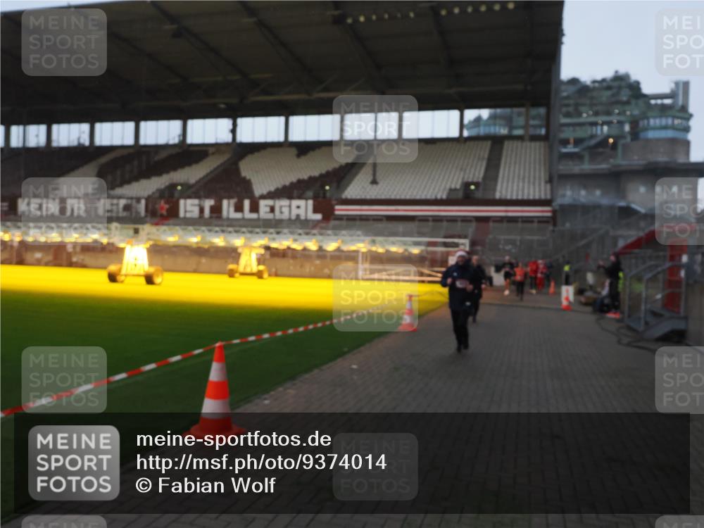07.12.2025 - St. Pauli X-Mass-Run No. 15 Fabian Wolf http://msf.ph/oto/9374014 07.12.2025 09:58:30 Ziel 238, 261, 483, 532, 1173, 1603, 1633, 1774, 2205, 3515, 4031, 4206 meine-sportfotos.de