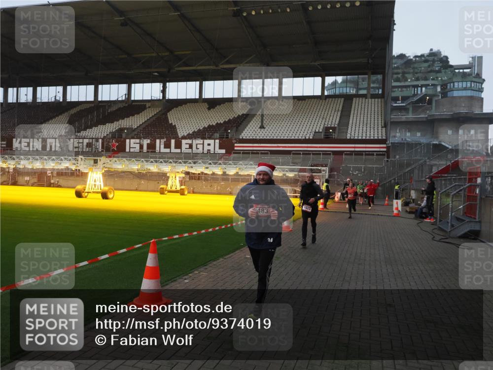 07.12.2025 - St. Pauli X-Mass-Run No. 15 Fabian Wolf http://msf.ph/oto/9374019 07.12.2025 09:58:32 Ziel 238, 261, 483, 532, 1003, 1173, 1528, 1603, 1633, 1774, 2205, 3515, 4031, 4206 meine-sportfotos.de